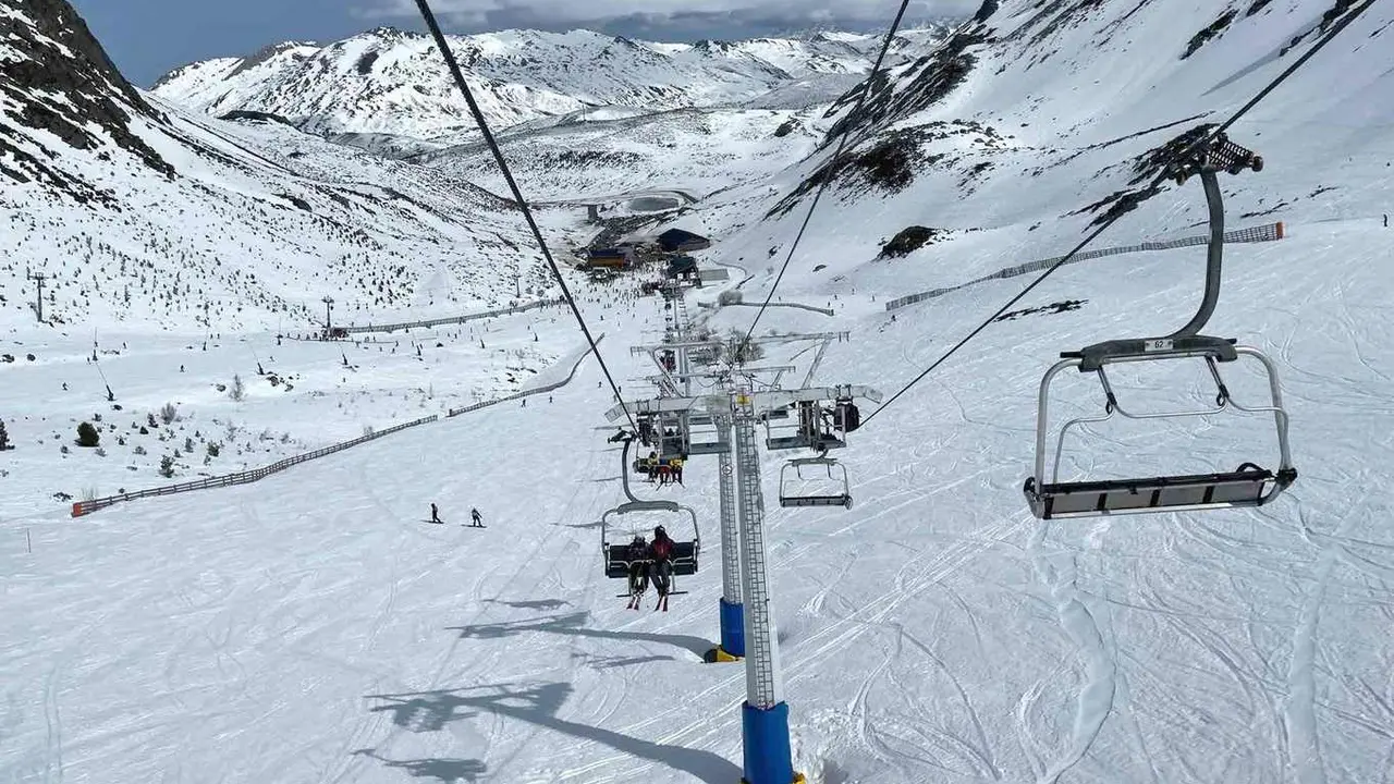 Imagen de la estación invernal de Leitariegos, que este viernes recupera la actividad.