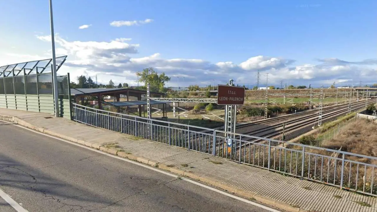 Imagen de la pasarela que supera el paso de trenes y que ahora permanecerá cortada.