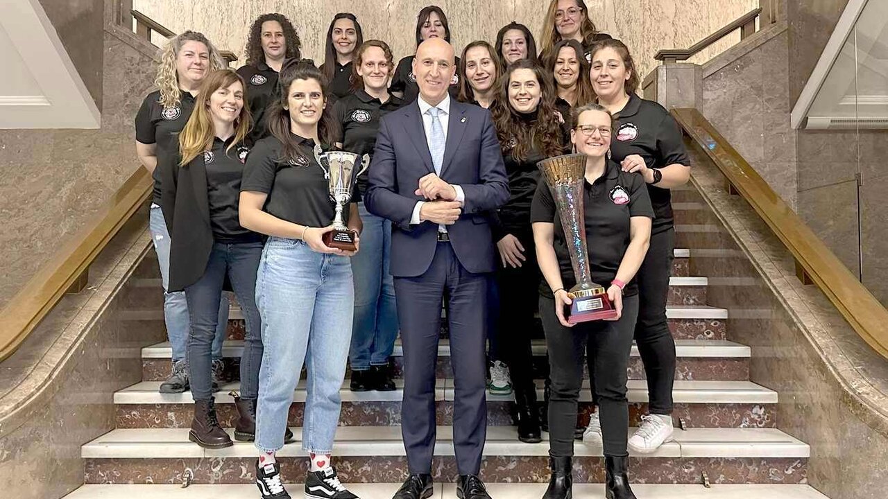 El alcalde de León recibe a las jugadoras de rugby del Leonas Mater.