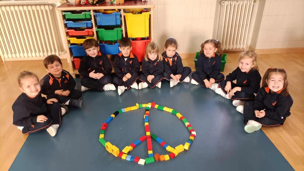 Alumnos del Colegio Divina Pastora durante una de las actividades en el Día de la Paz.