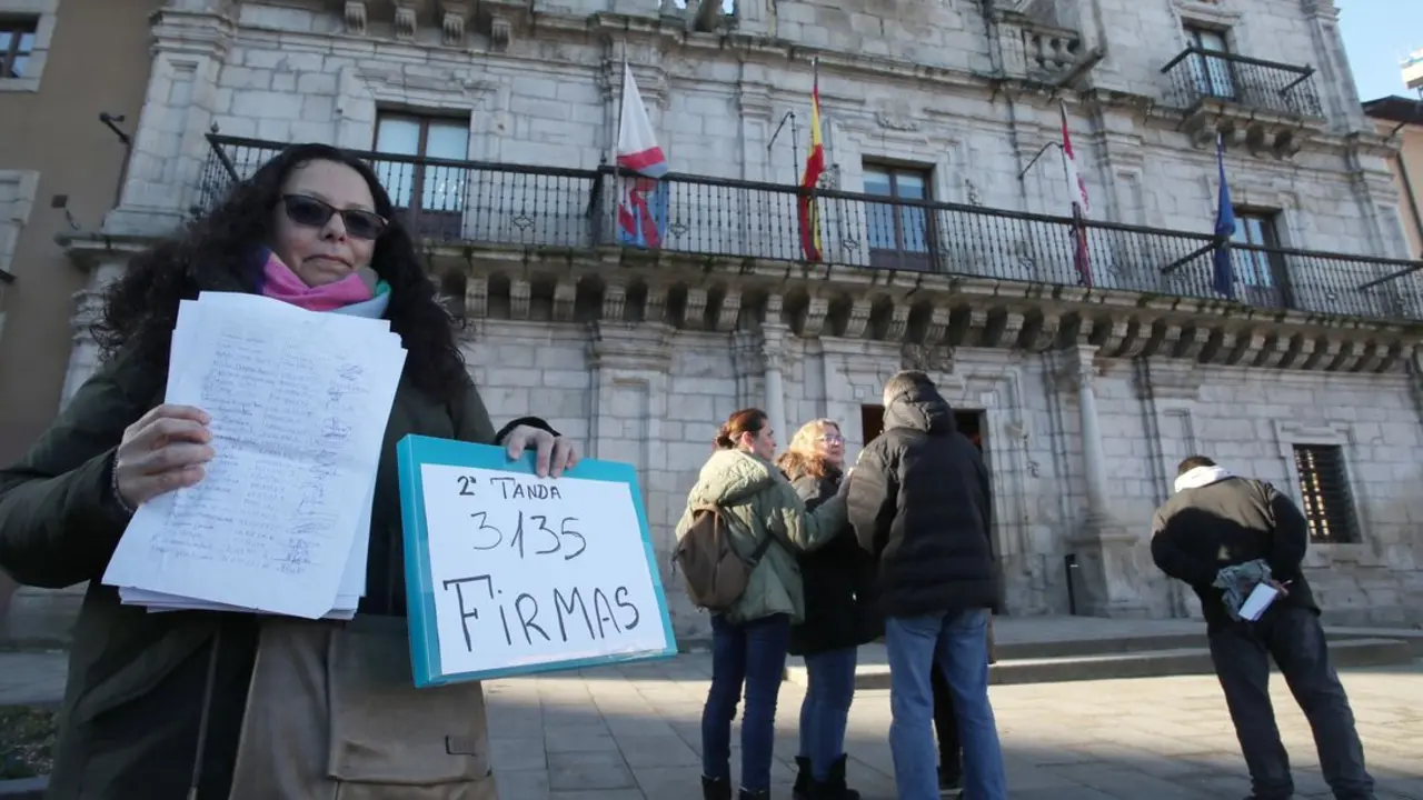 Vecinos del barrio ponferradino de Flores del Sil presentan 1.800 firmas en el Ayuntamiento de Ponferrada para la reapertura del centro de día y la recuperación de los servicios que allí se ofrecían.