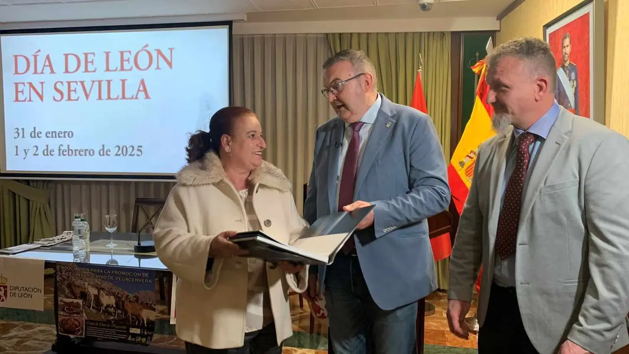 La singularidad de la provincia da el pistoletazo de salida a los tres 'Días de León en Sevilla'. El vicepresidente de la Diputación de León, Roberto Aller, y los diputados de Turismo, Octavio González, y Cultura, Emilio Martínez, son los encargados de abrir estas jornadas festivas, que durarán hasta el domingo.