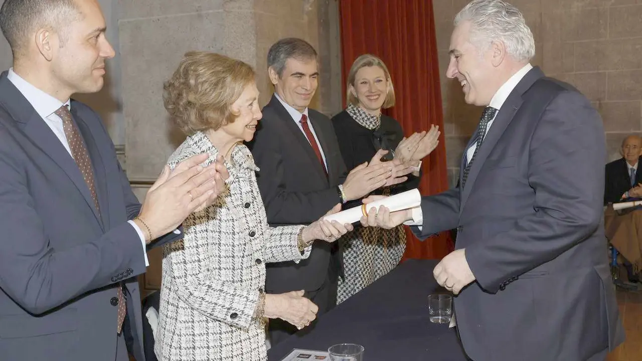 Andrés Rodríguez, socio fundador del estudio leonés Rodríguez Valbuena Arquitectos, recibe de manos de la Reina Sofía uno de los 'Premios Europa Nostra' y 'Premios Hispana Nostra' en la categoría de conservación de adaptación de nuevos usos.