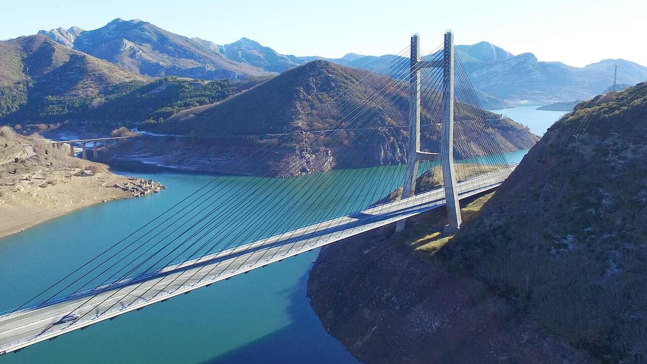 Imagen del Puente Ingeniero Carlos Fernández Casado sobre el embalse de Barrios de Luna.