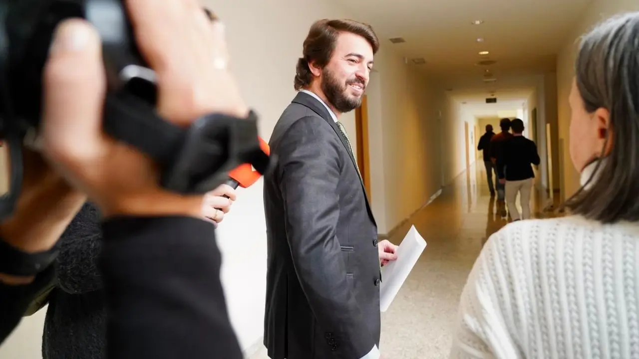 El portavoz de Vox en las Cortes de Castilla y León, Juan García-Gallardo, presenta su dimisión en el registro de las Cortes. Fotos: Leticia Pérez.