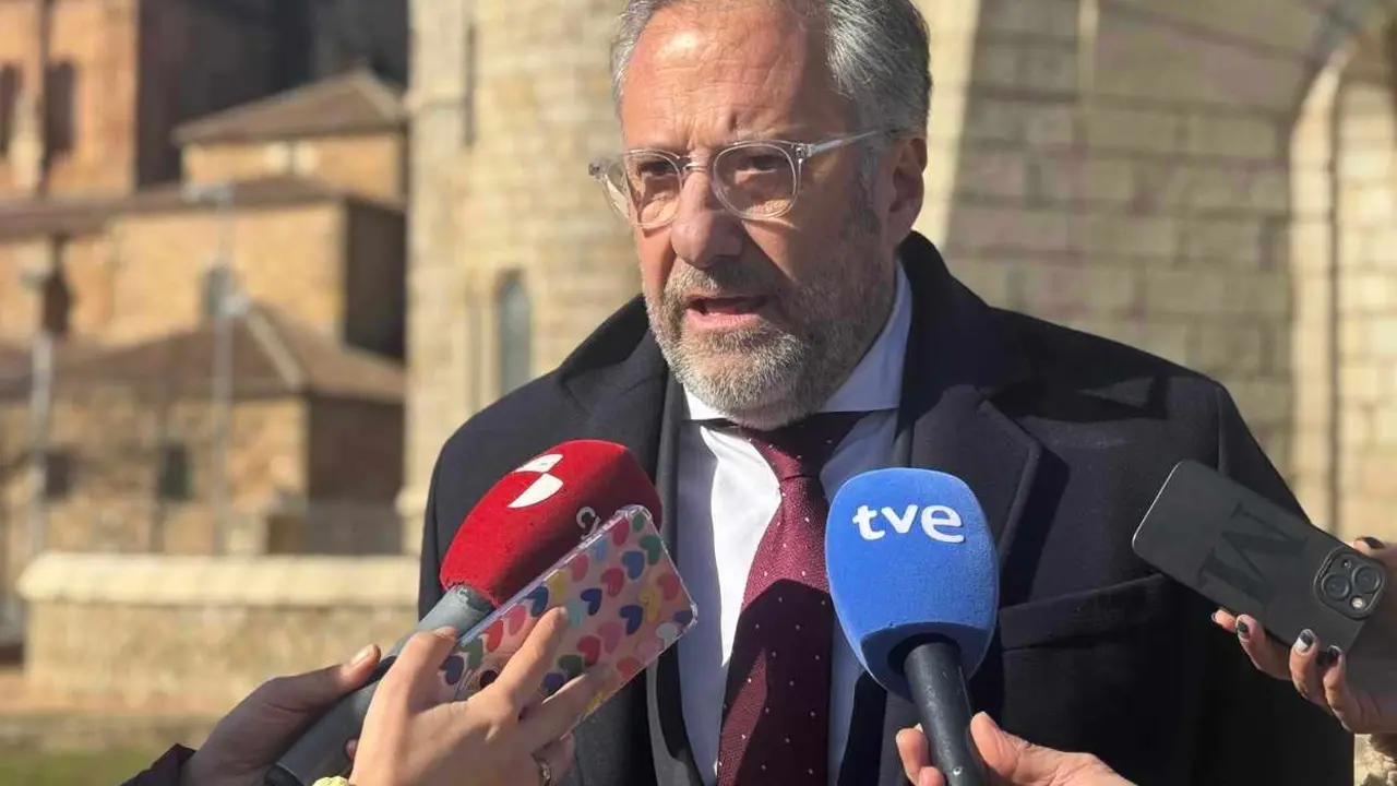 El presidente de las Cortes de Castilla y León, Carlos Pollán, atiende a los medios de comunicación durante su visita a Astorga. Foto: Campillo.