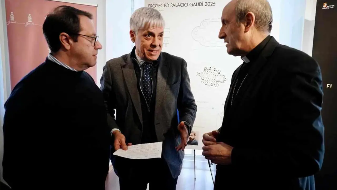 Presentación del proyecto Palacio de Gaudí 2026, con la presencia del director del Palacio, Víctor Murias, el escultor Amancio González y el obispo de Astorga, Jesús Fernández, entre otros. Fotos: Campillo.