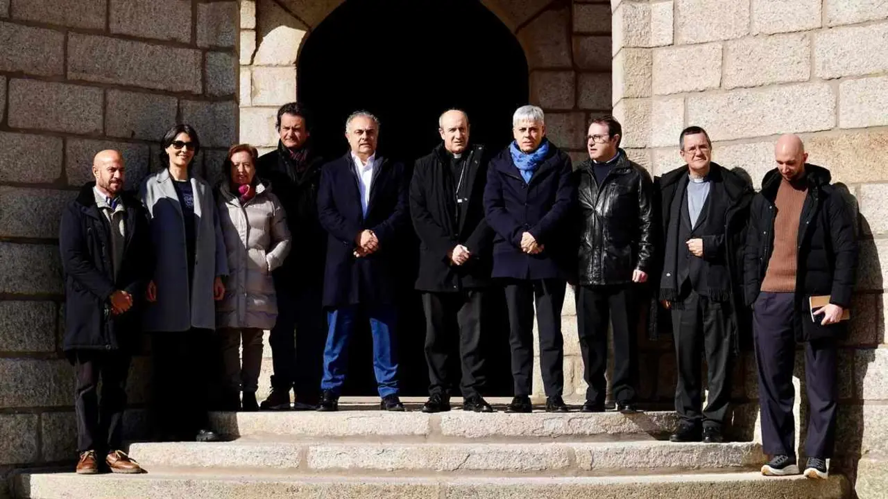 Presentación del proyecto Palacio de Gaudí 2026, con la presencia del director del Palacio, Víctor Murias, el escultor Amancio González y el obispo de Astorga, Jesús Fernández, entre otros. Fotos: Campillo.