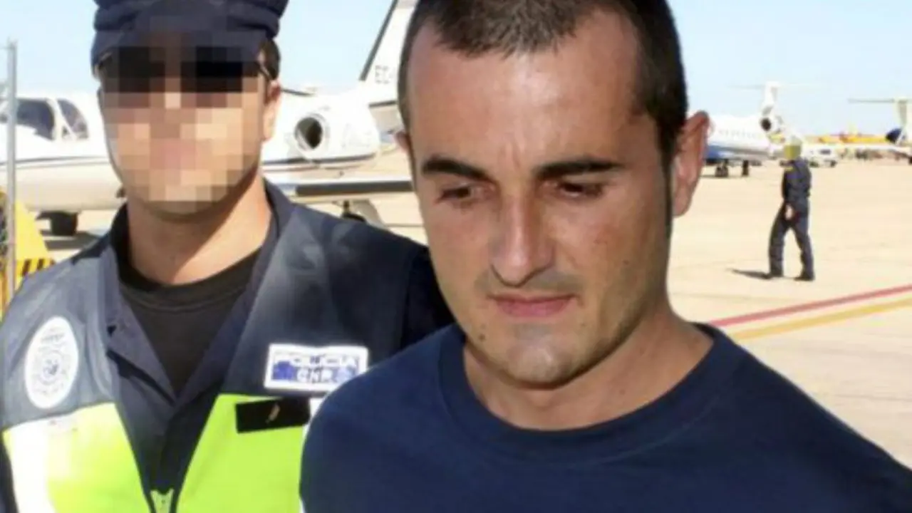 Sergio Polo, acompañado por un Policía Nacional, en el momento de su extradición a España.