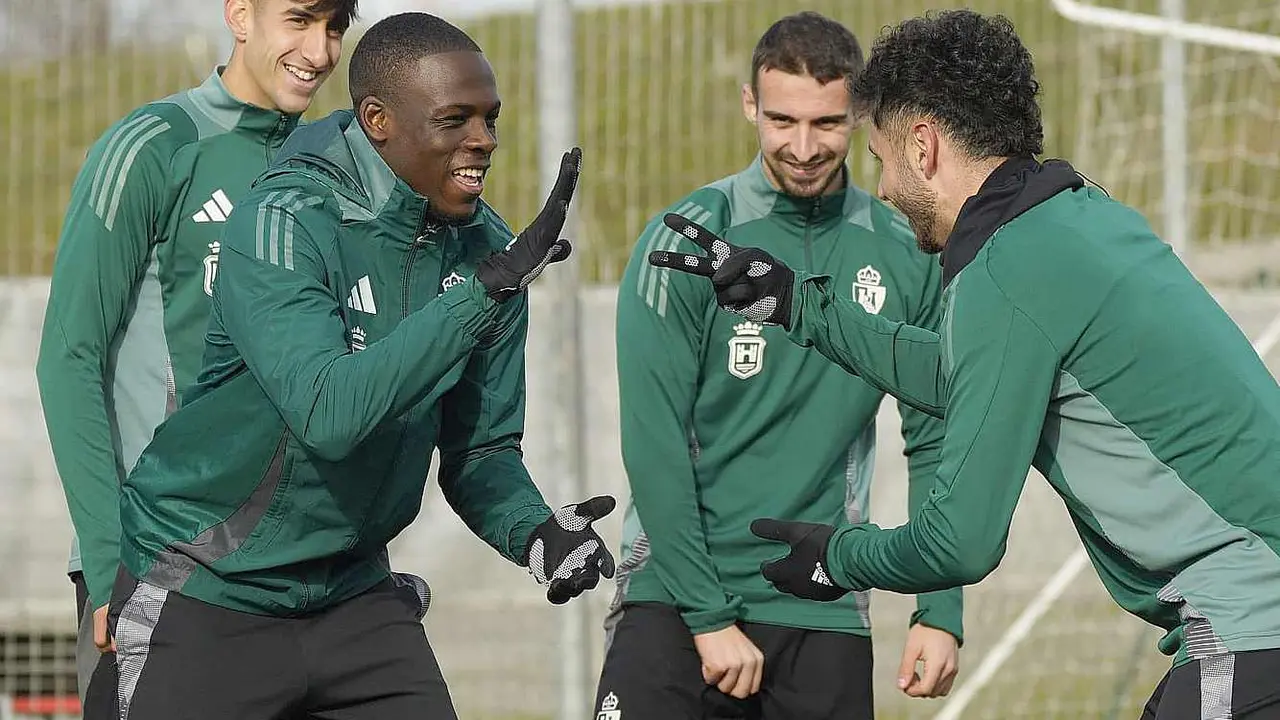 Los jugadores de la Ponferradina, durante el entrenamiento de este jueves.