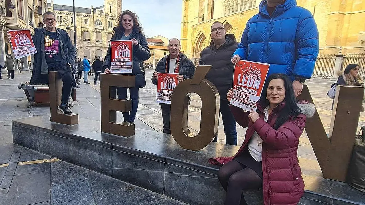 Responsables sindicales convocantes del 16F posan en la Plaza de Regla junto a las letras de 'León'. Foto: Heraldo de León