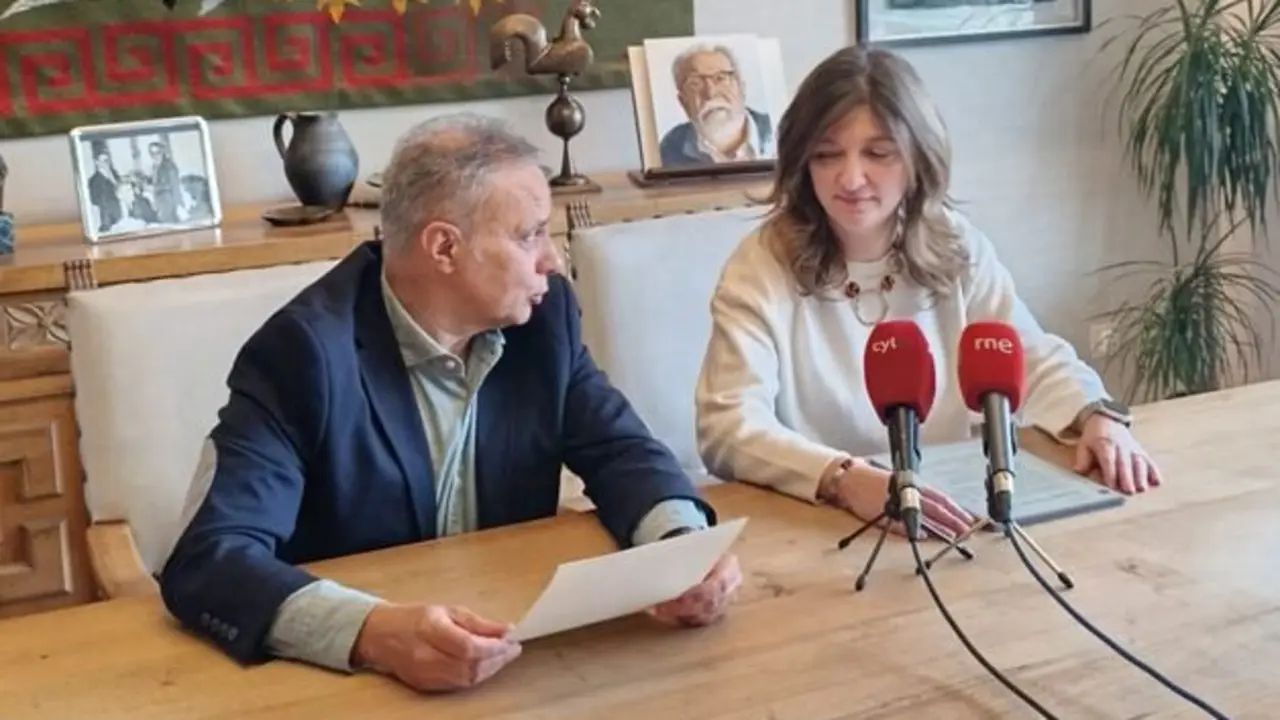 Presentación de las becas de la Fundación Antonio Pereira, con su director y la rectora de la ULE.