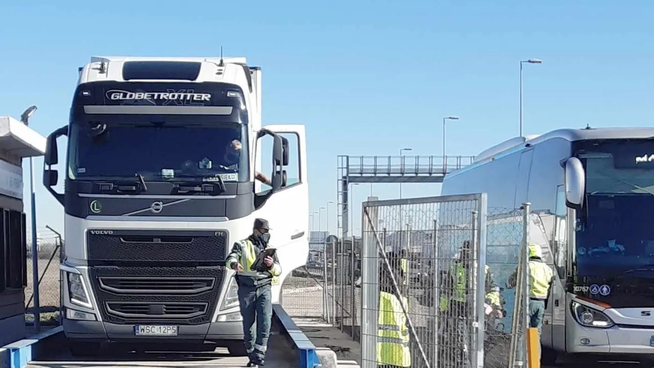 Efectivos de la Guardia Civil durante una campaña de control de camiones.