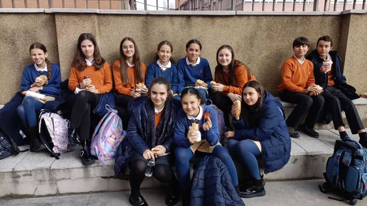 El Colegio Divina Pastora participa en el 'Bocadillo Solidario' de Manos Unidas.