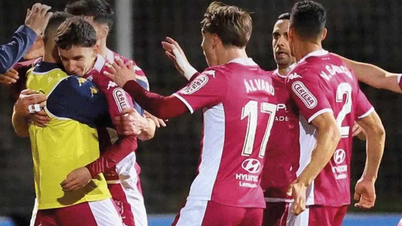 Dos fogonazos mágicos de Chacón permiten a la Cultural remontar un 2-0 adverso y alcanzar el empate final. Merecido resultado para un equipo de perfil bajo en la primera mitad y muy solvente en la segunda. Fotos: Isaac Llamazares