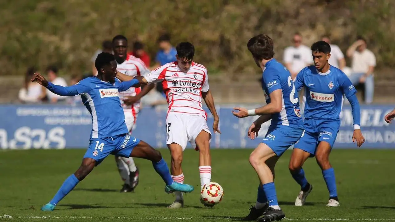 La Ponferradina cae ante el colista y cuestiona a Javi Rey. El equipo berciano se vio superado por el Amorebieta en todas las líneas y encaja un 3-0 que resultó imposible de remontar.