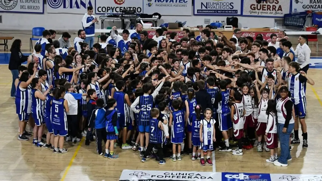 El Clínica Ponferrada celebra la victoria con su afición. Foto: Clínica Ponferrada SDP.