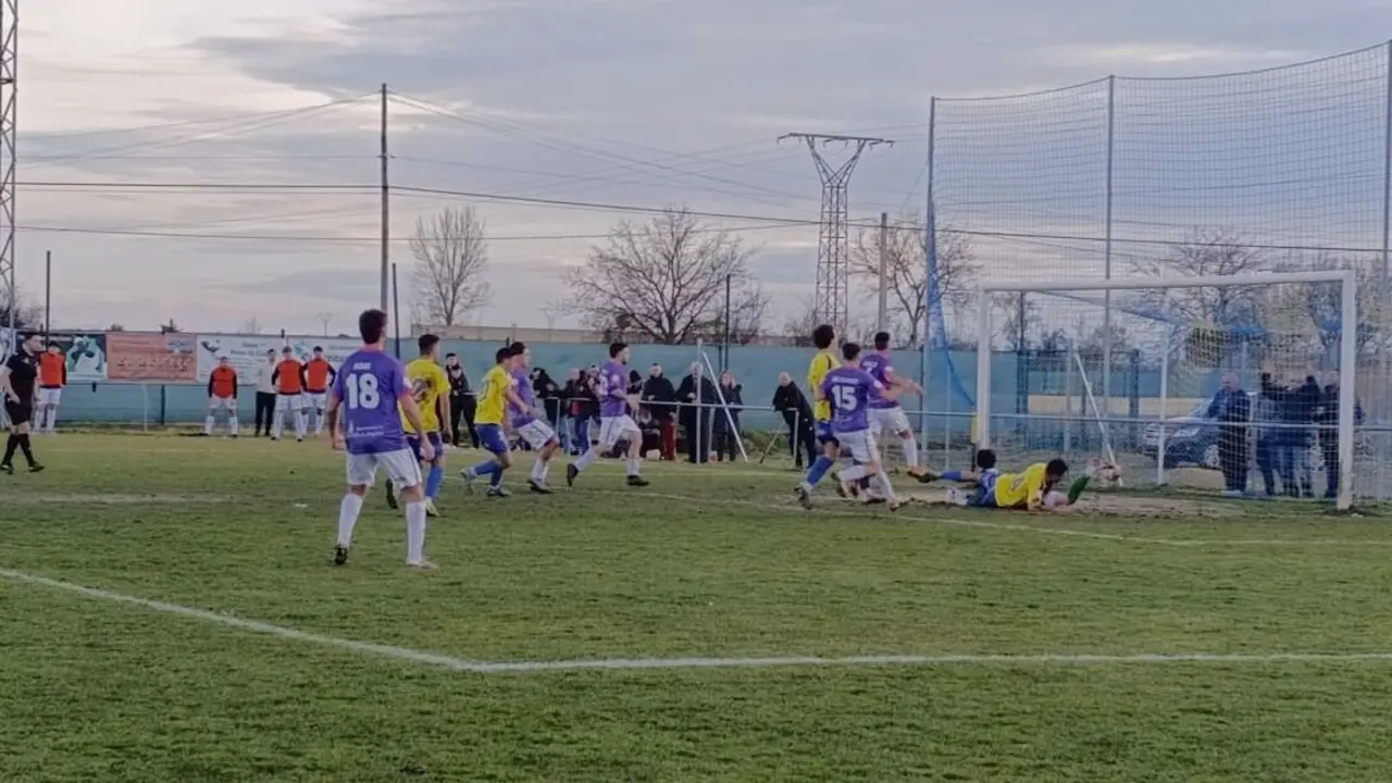 Primer penalti a favor del Mansillés, que sumó los tres puntos de la jornada en La Caldera.