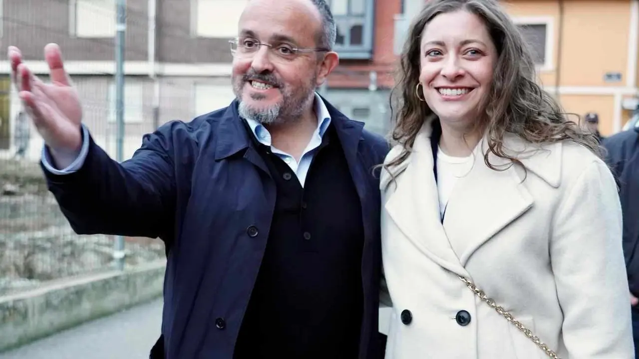 El presidente del PP de Cataluña, Alejandro Fernández, y la presidenta provincial y vicesecretaria de Educación y Sanidad, Ester Muñoz, protagonizan los 'Encuentros Populares' en Astorga. Foto: Campillo