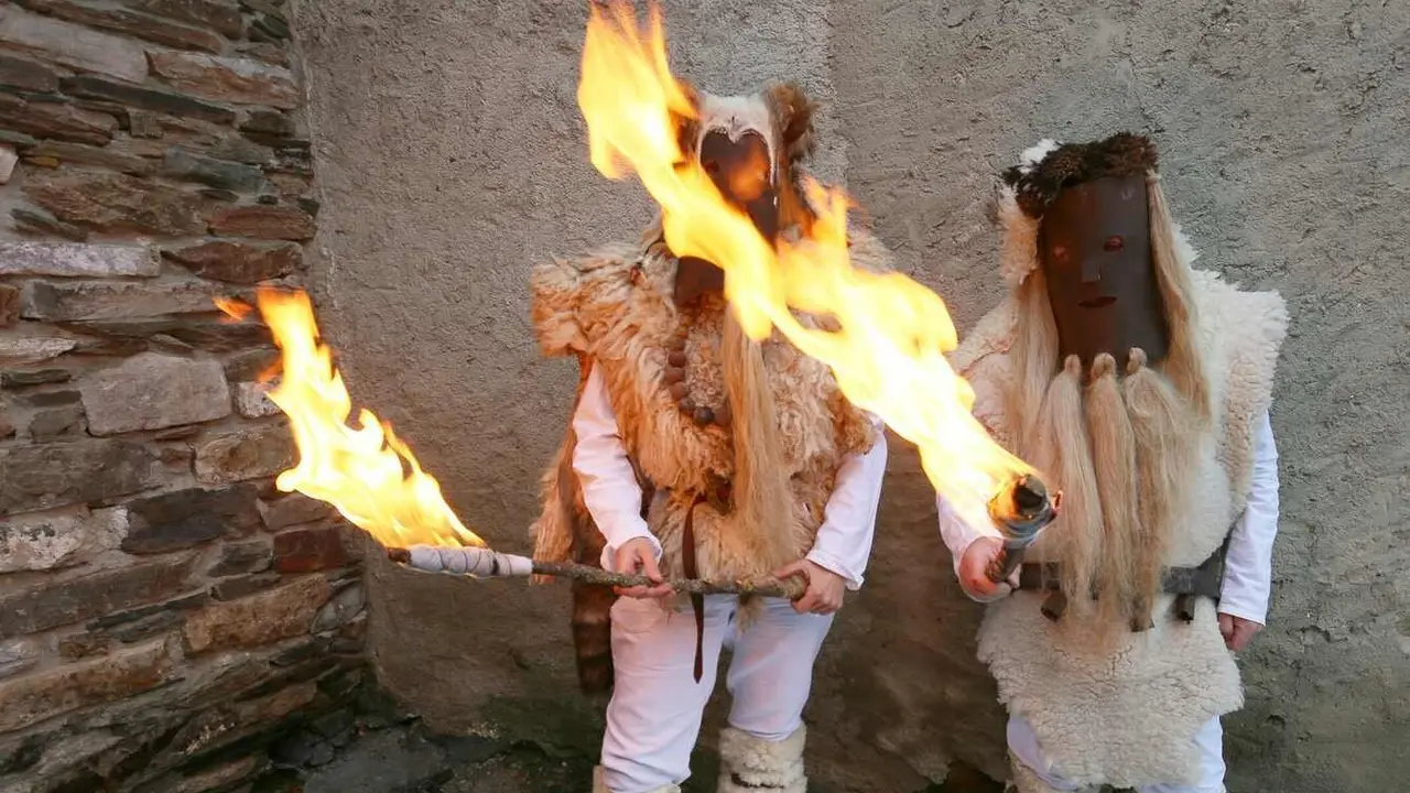 El sábado de Carnaval, como manda la tradición, salen por las calles de Riello los zafarrones, vestidos de blanco, con pieles de cordero, grandes cencerros y sus características máscaras.