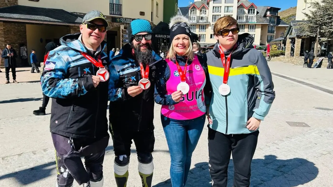 Guzmán Carro y su guía Gemma Tagarro con sus medallas de plata, acompañados de Andrés Boira y su guía Manuel Iglesias, oro en Slalom.