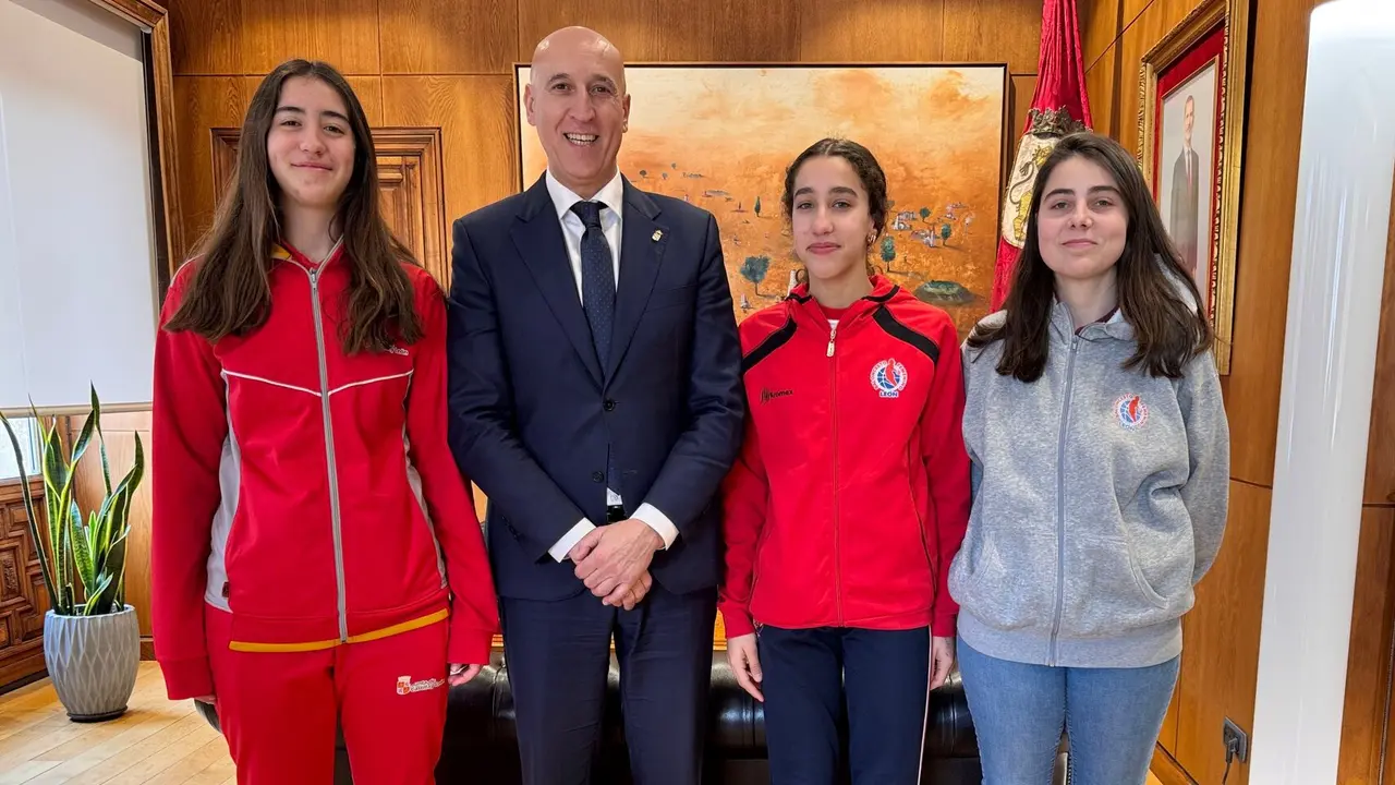 El alcalde de León, José Antonio Diez, ha recibido a las jugadoras leonesas integrantes de la Selección Infantil Femenina de Baloncesto de Castilla y León Alicia Casas Cubero y Celia Fernández.