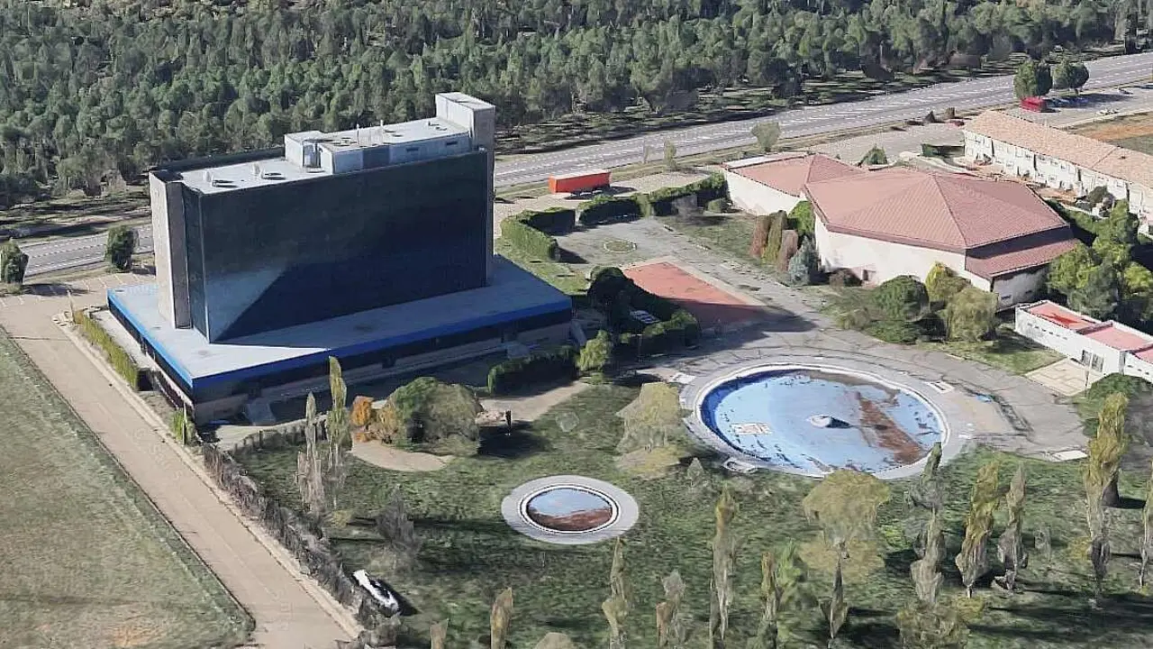 Imagen del área adquirida por la nueva propiedad del Hotel Cortes de León, con zona de piscinas, salones e instalaciones deportivas.