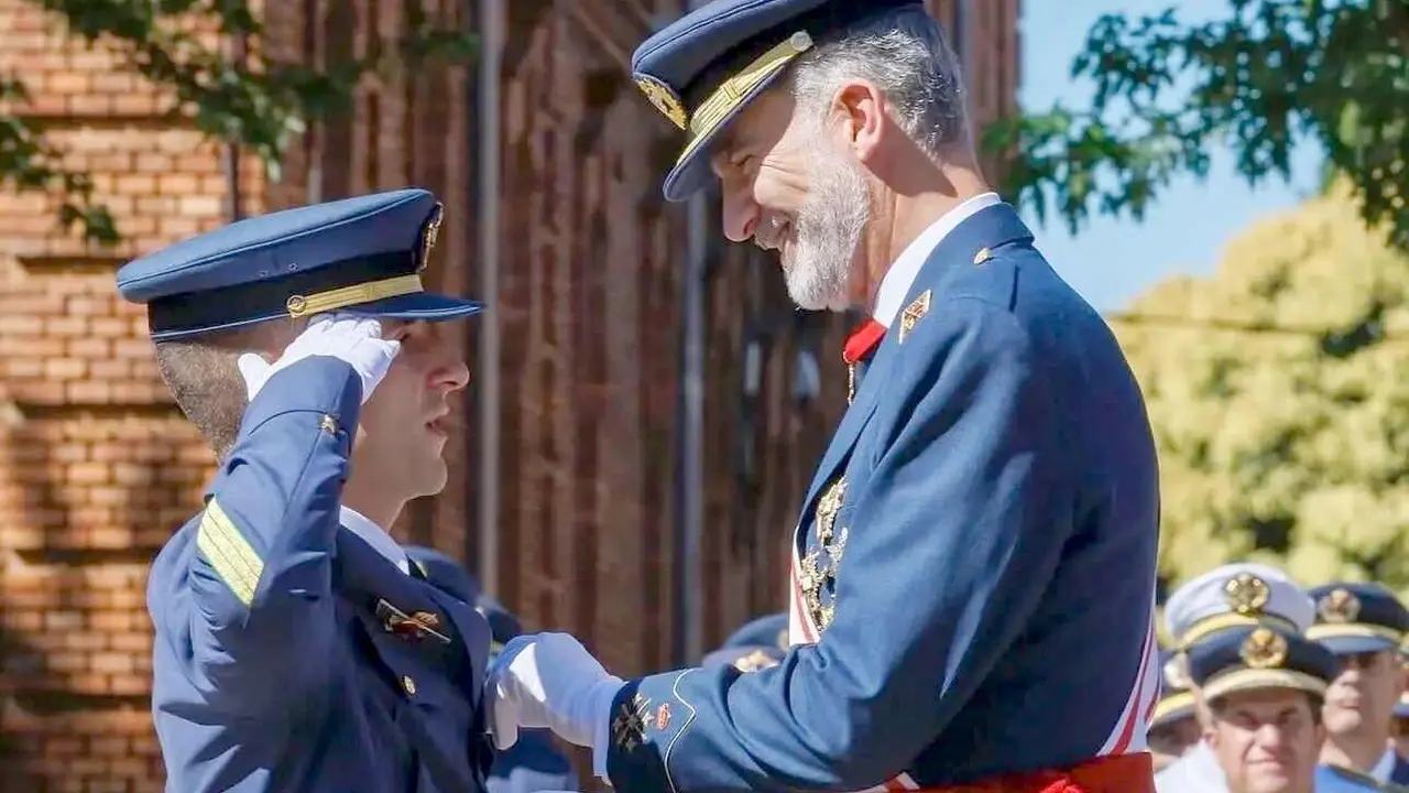 Eloy de la Varga recibiendo la condecoración por parte del Rey de España.