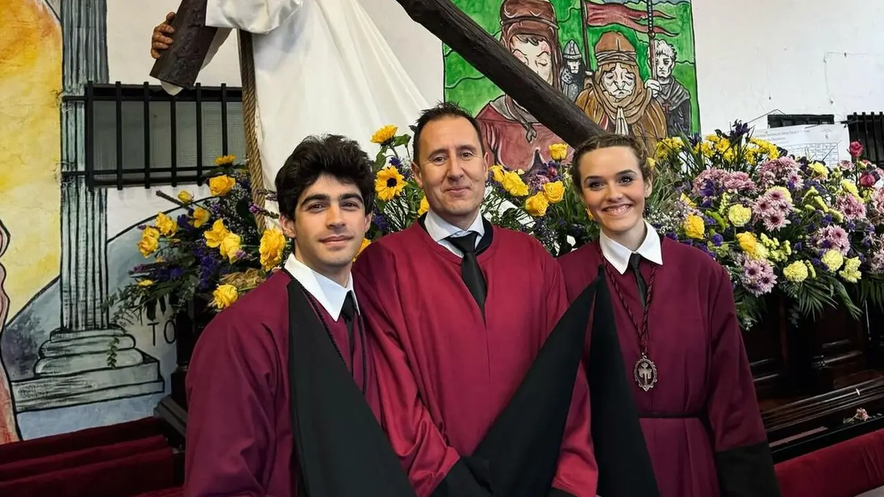 Javier Rodríguez junto a sus sobrinos Héctor e Iria, que le acompañan en cada procesión del Santo Cristo del Desenclavo.