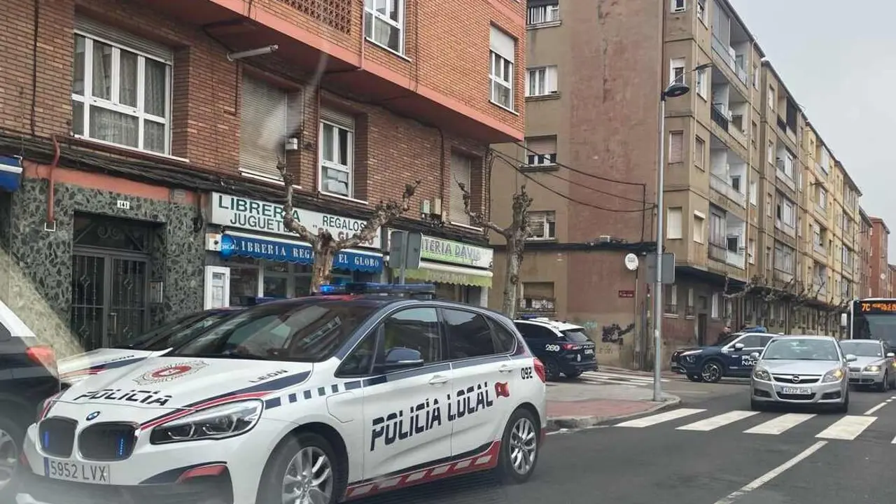 Hasta cuatro patrullas policiales han tenido que intervenir en la zona.