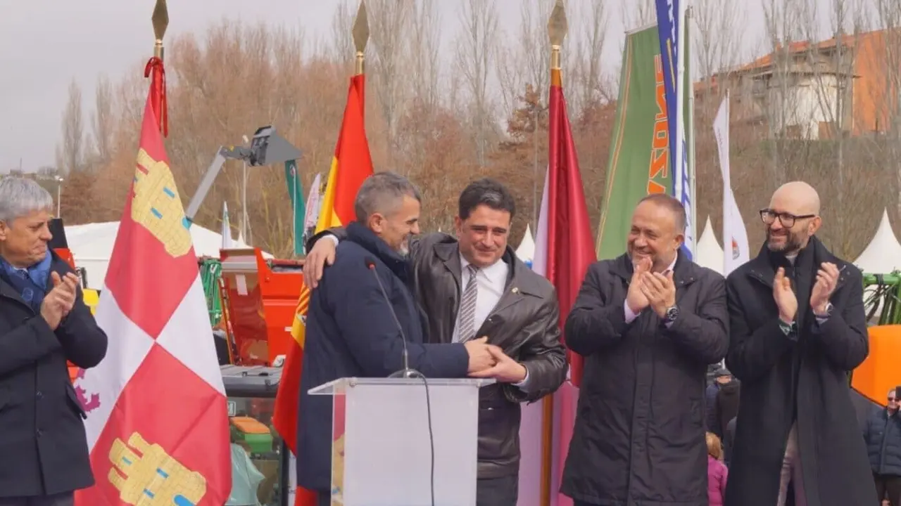 Nadie se ha querido perder este jueves la mirada al mundo desde Valencia de Don Juan. Como cada tercer jueves del mes de febrero Valencia de Don Juan ha vuelto a abrir de par en par las ventanas de su escaparate en la tradicional Feria de Febrero.