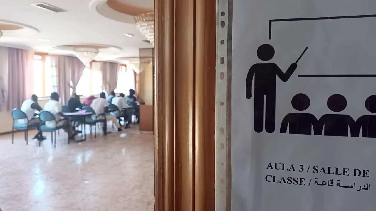 Centro humanitario del Chalet del Pozo; en la imagen, alumnos asistiendo a una de sus clases.