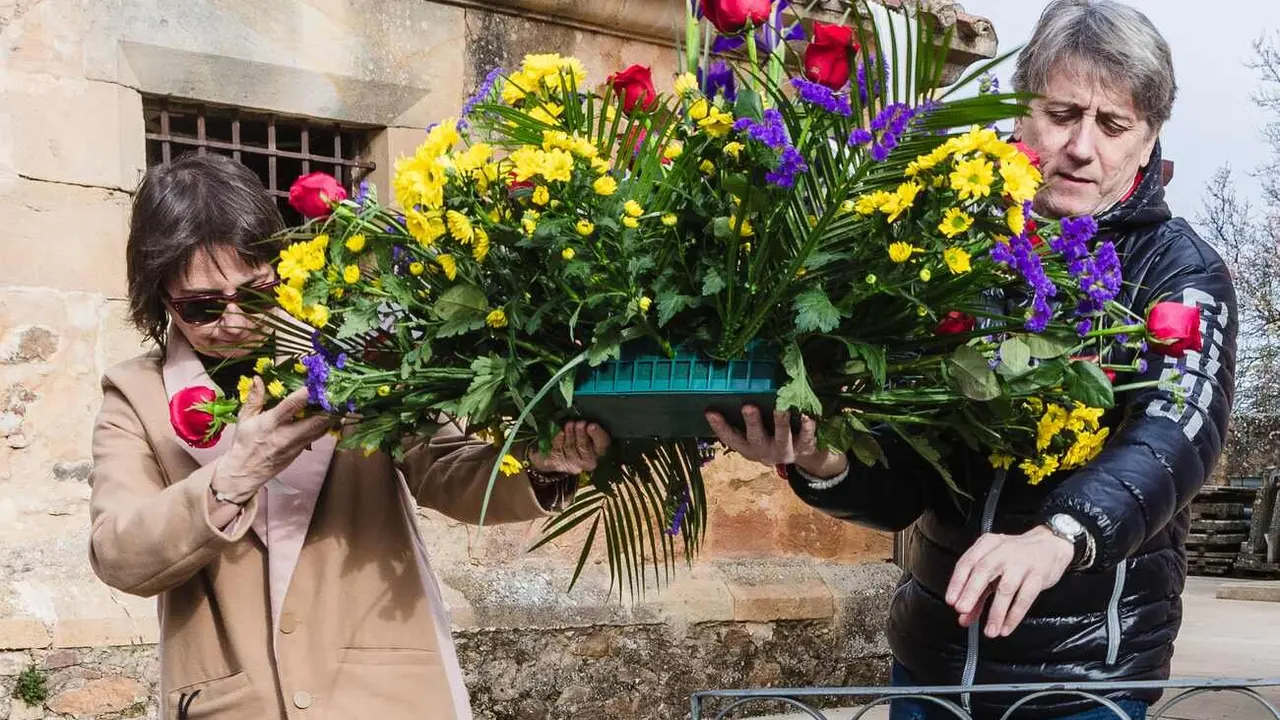 El alcalde Carlos Martínez y la concejala de Cultura, Gloria Gonzalo realizan la tradicional ofrenda en la tumba de Leonor para recodar el 86 aniversario del fallecimiento de Antonio Machado. Foto: Concha Ortega