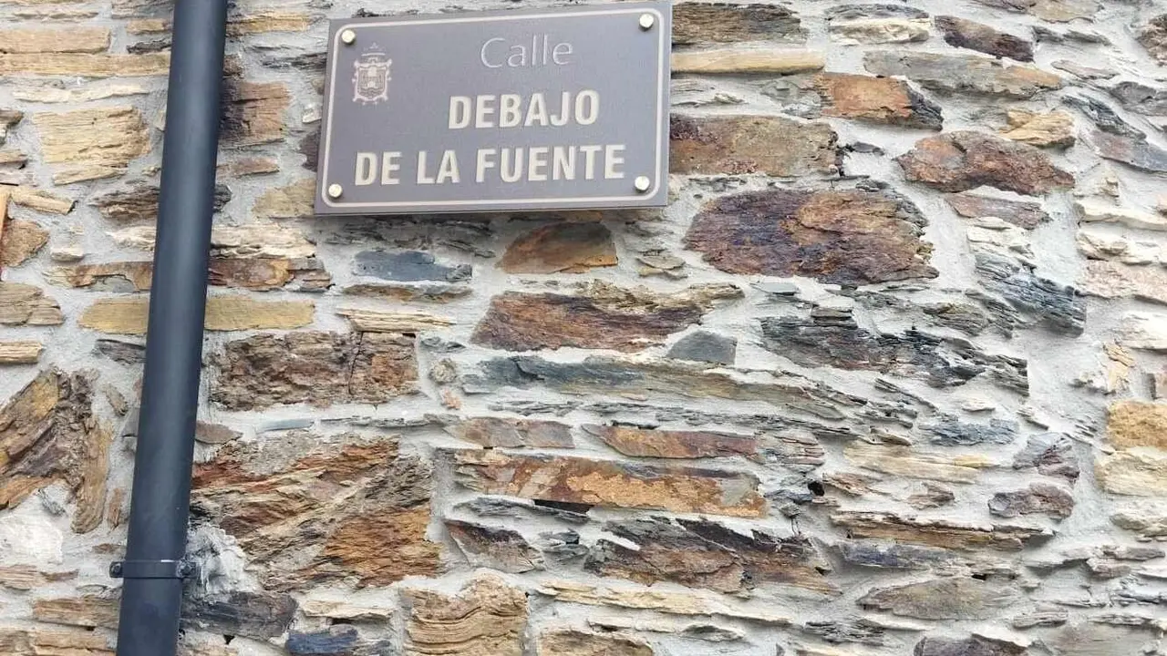 Imagen de una de las nuevas placas que se han ubicado en la localidad.