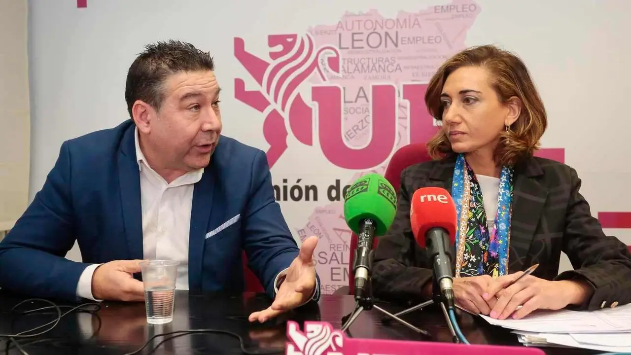 La alcaldesa de Santa María del Páramo y procuradora en Cortes, Alicia Gallego, durante una rueda de prensa junto a Luis Mariano Santos.