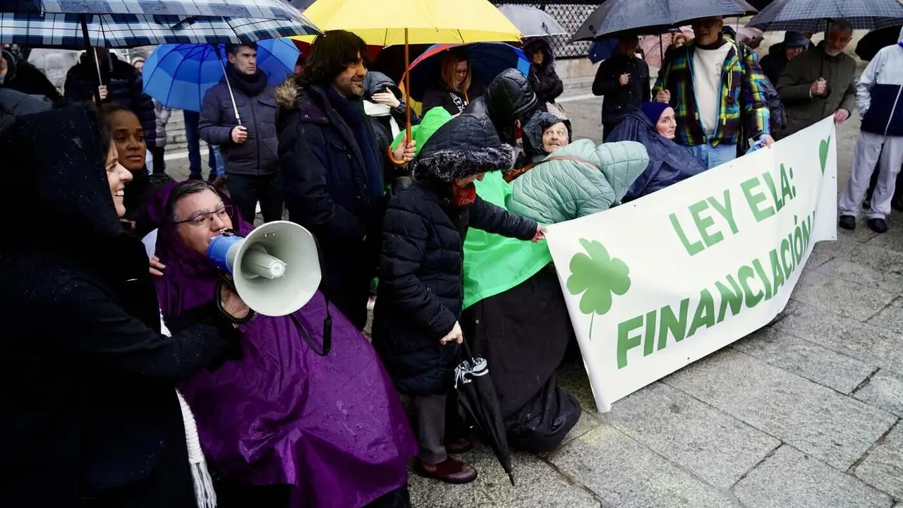 Más de un centenar de personas piden la financiación de la Ley para los enfermos de ELA cuatro meses después de su aprobación. Fotos: Campillo