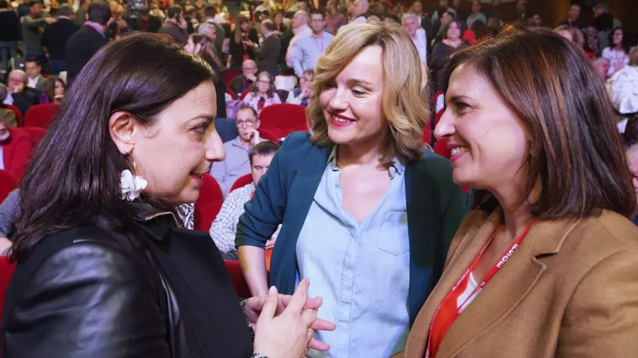 La alcaldesa de Palencia, Miriam Andrés, junto a la ministra Pilar Alegría y Esther Peña en la primera jornada del XV Congreso Autonómico del PSOE de Castilla y León. foto: Miriam Chacón.