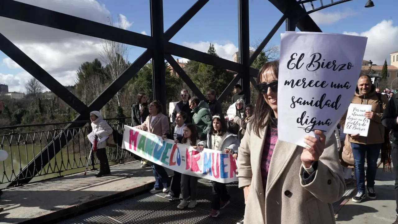 Más de 2000 personas convocadas por #OncoBierzo participan en una concentración frente a las Cortes de Castilla y León en Valladolid bajo el lema 'Si la montaña no viene, ya vamos nosotr@s'. Fotos: Rubén Cacho.