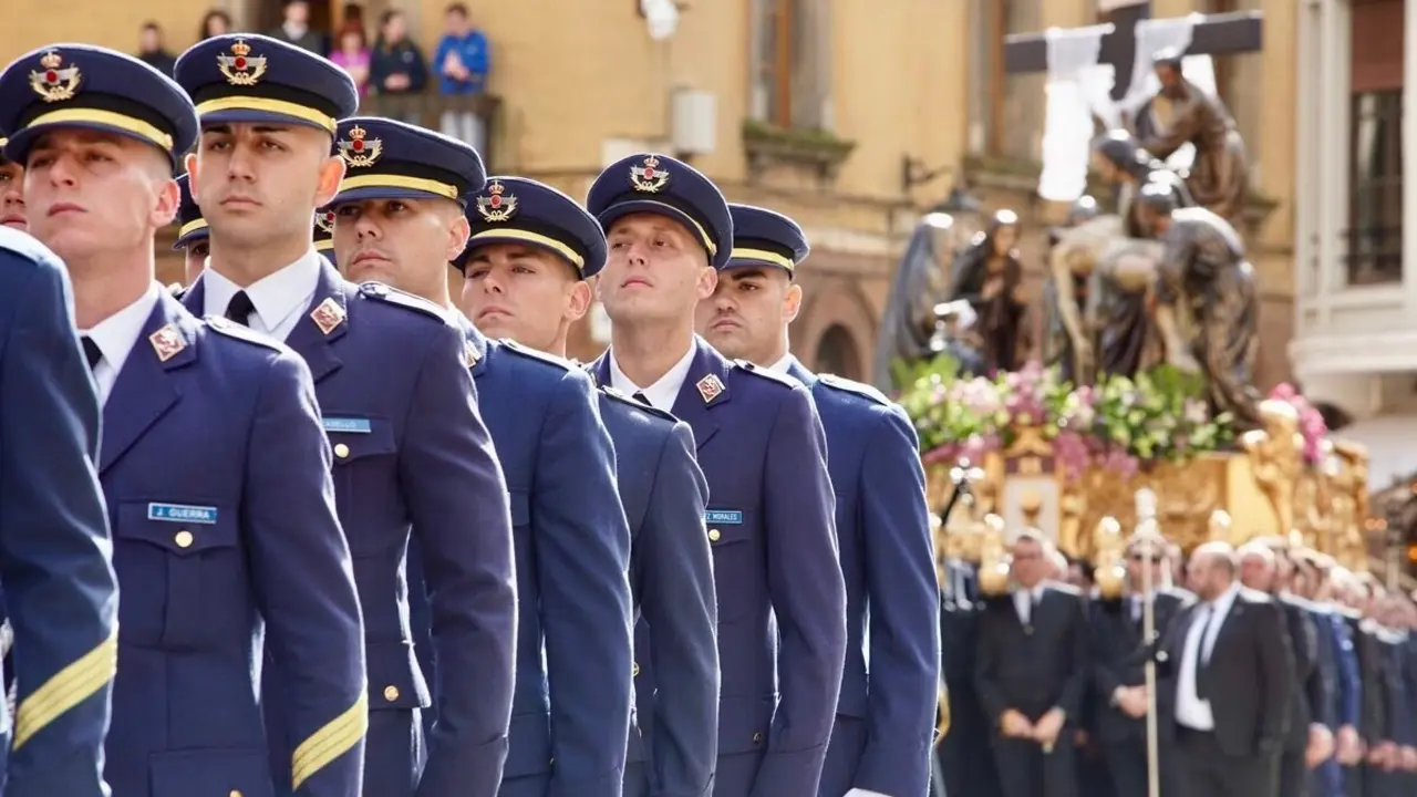 Procesión de conmemoración del LXXX aniversario del paso 'El descendimiento', organizada por la Real Cofradía del Santísimo Sacramento de Minerva y la Santa Vera Cruz y la Academia Básica del Aire y del Espacio. Fotos: Campillo.