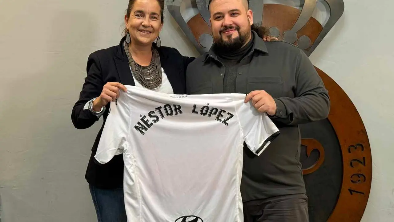 El ganador de un Goya Néstor López recibe un homenaje previo en el Reino de León y realiza el saque de honor en el encuentro ante el Celta Fortuna. Fotos Isaac Llamazares | CyDLeonesa