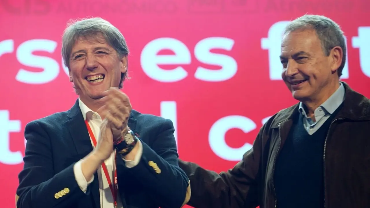 El expresidente José Luis Rodríguez Zapatero y el secretario general del PSCyL, Carlos Martínez en la segunda jornada del XV Congreso Autonómico del PSOE de Castilla y León. Foto: Miriam Chacón.