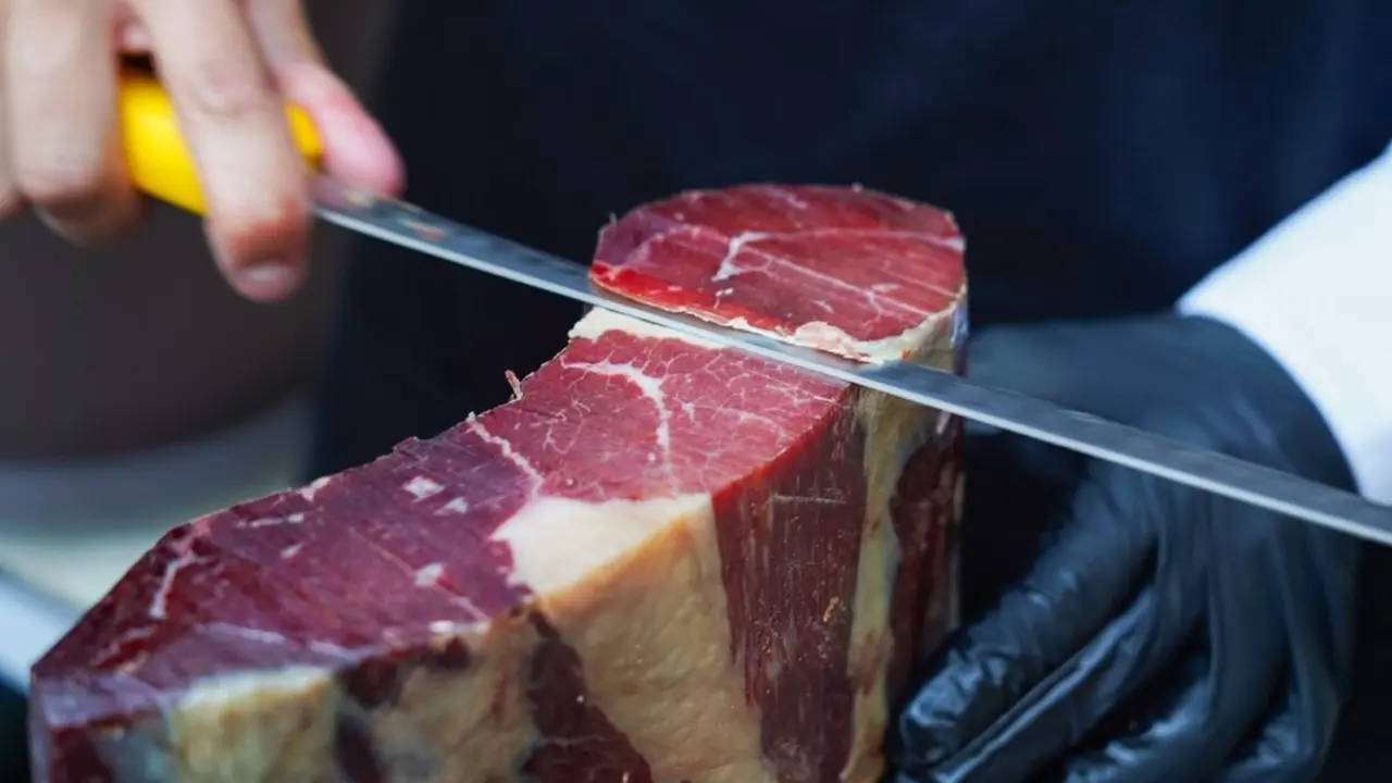 'Cecina de León' cierra 2024 con una producción de 100.000 piezas y con la vista puesta en Japón y Canadá. Foto: Campillo.