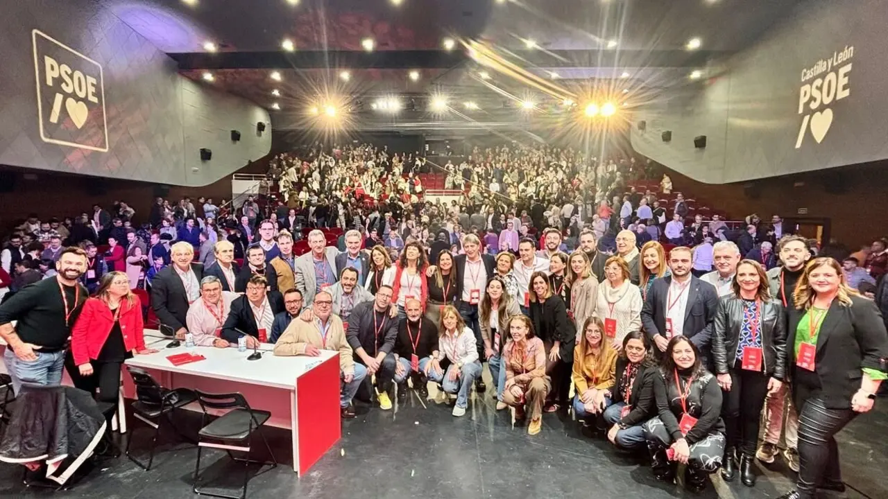 Nueva ejecutiva junto al secretario regional del Psoe Carlos Martínez. Foto: Miriam Chacón.