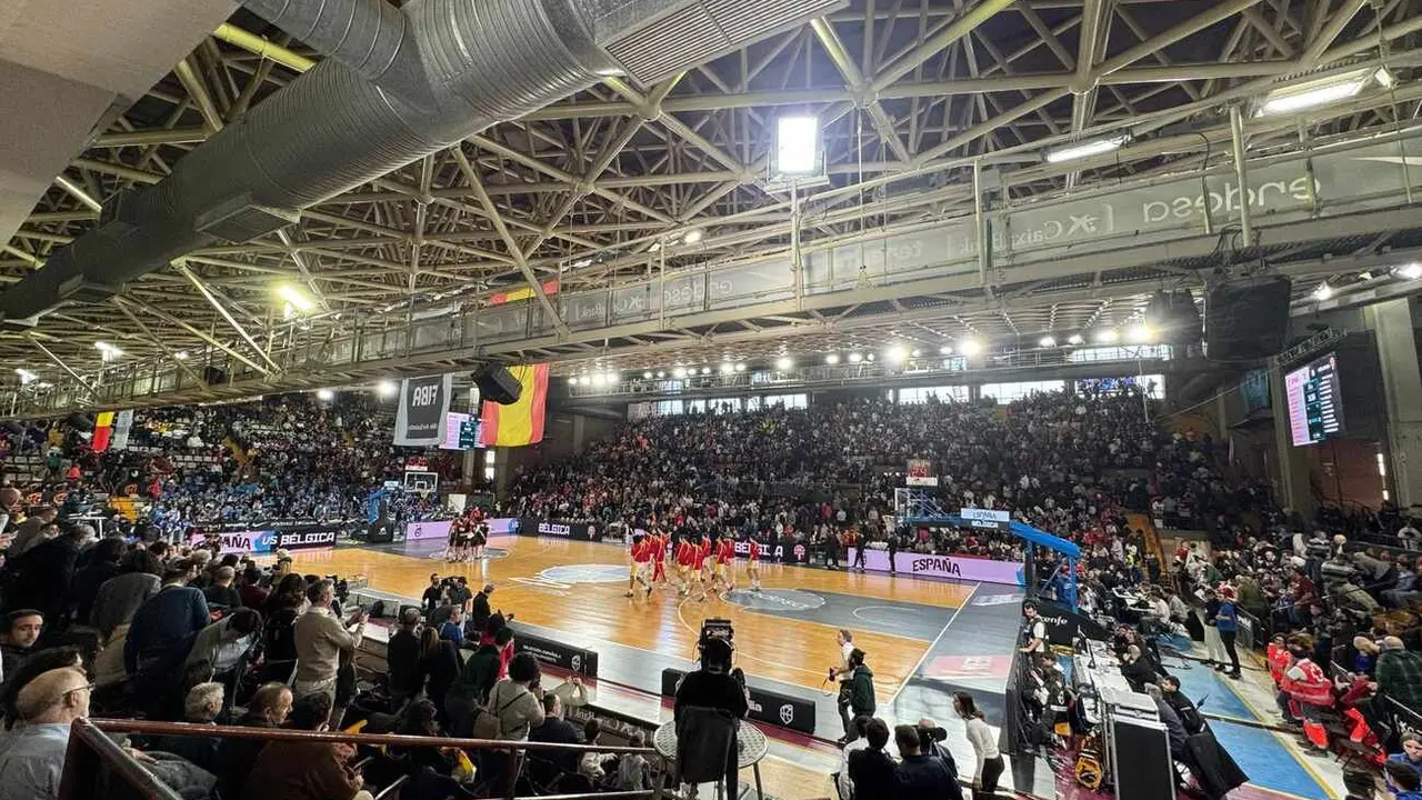 Lleno en el Palacio de los Deportes de León para presenciar en directo el encuentro entre la Selección Española frente a Bélgica. El 'No hay entradas' se ha colgado en la taquilla. Fotos: Silvia García