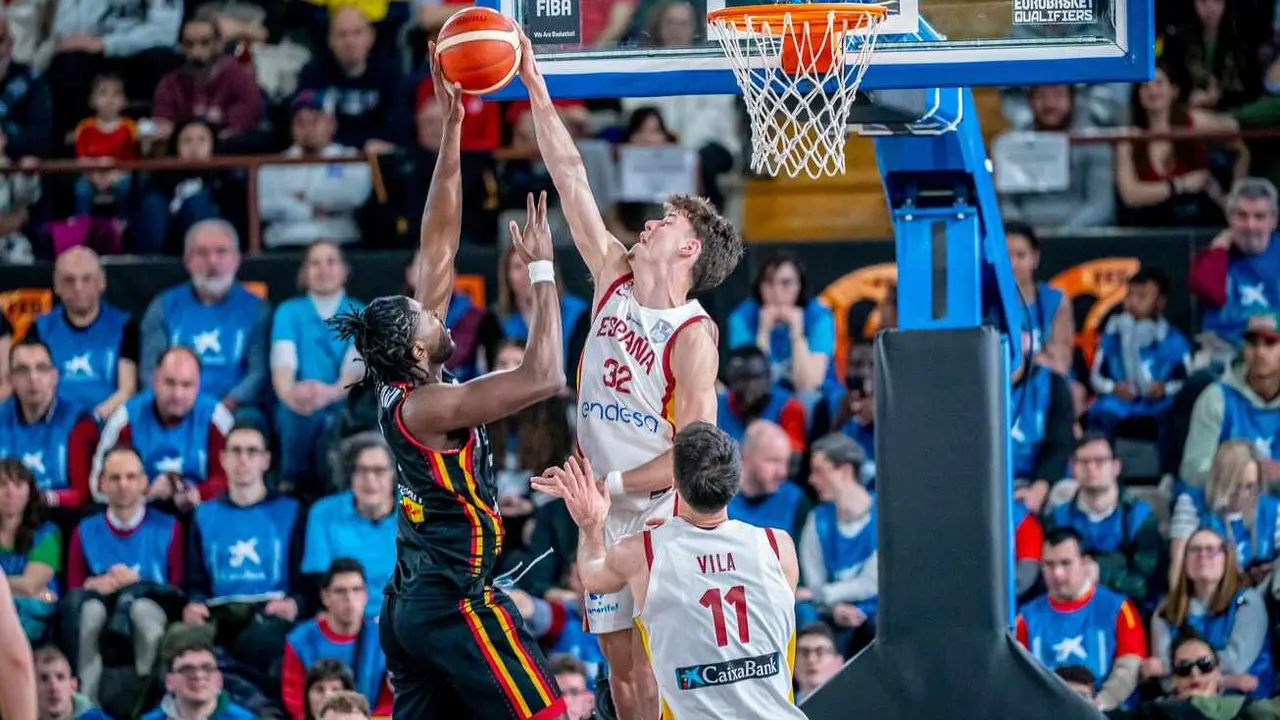 Un lance del encuentro disputado por el equipo nacional español en el Palacio de los Deportes de León.