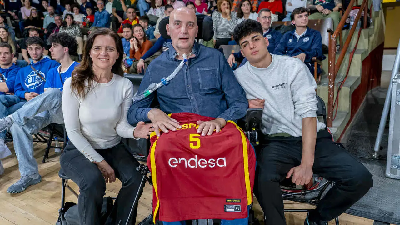 Urbano, junto a su familia, en el Palacio de los Deportes de León durante el partido de España.