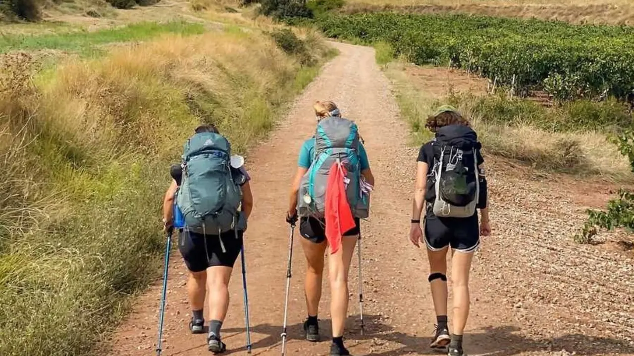 Imagen de peregrinas realizando el Camino de Santiago.