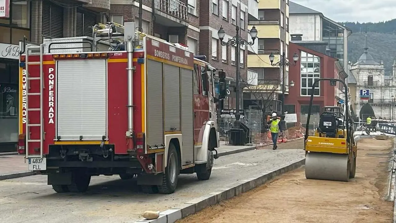 Efectivos de Bomberos en el lugar del suceso.