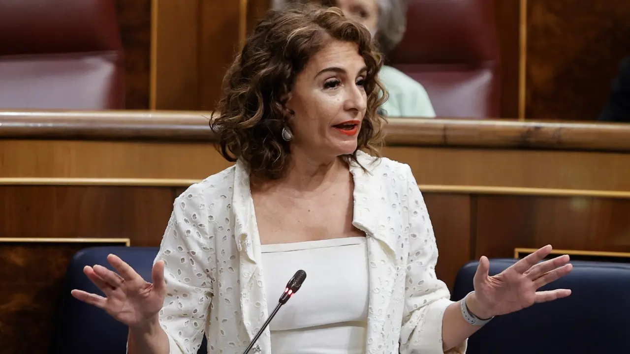 María Jesús Montero, durante una comparecencia en las Cortes.