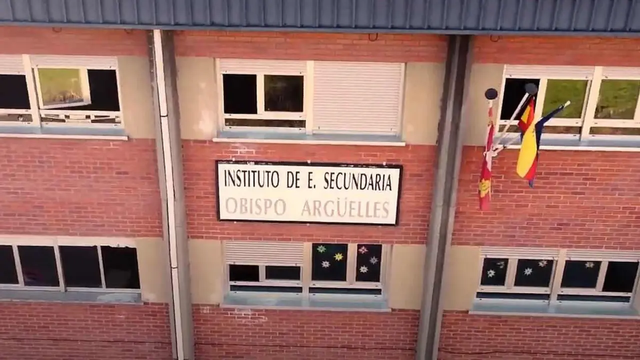 Imagen del Instituto Obispo Argüelles, donde se ha denunciado el ataque a alumnas y profesores 'desnudados' con Inteligencia Artificial.